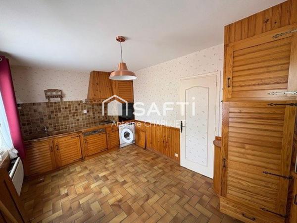 Maison de bourg 95m² - 3 chambres - dépendances - terrain 1243m²