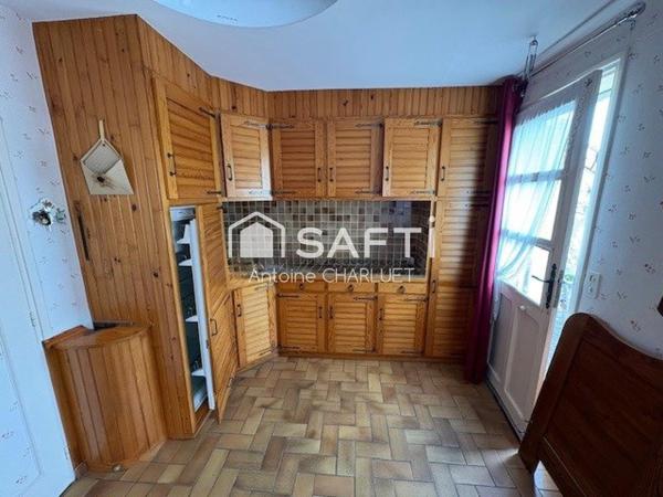 Maison de bourg 95m² - 3 chambres - dépendances - terrain 1243m²