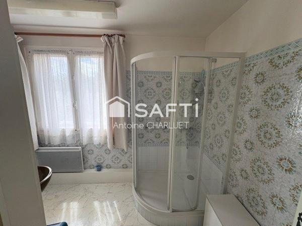 Maison de bourg 95m² - 3 chambres - dépendances - terrain 1243m²