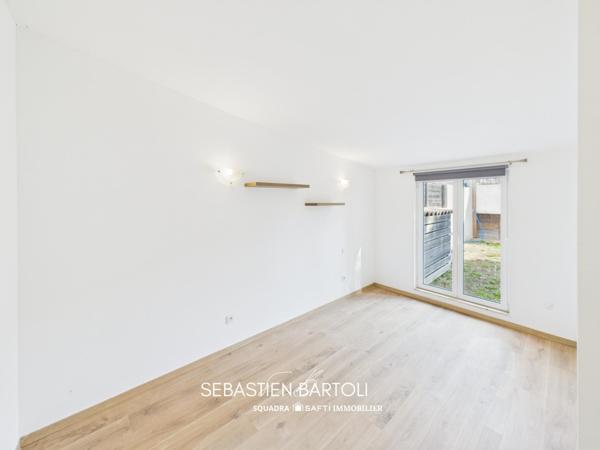 Maison mitoyenne avec piscine et dépendance à Figari