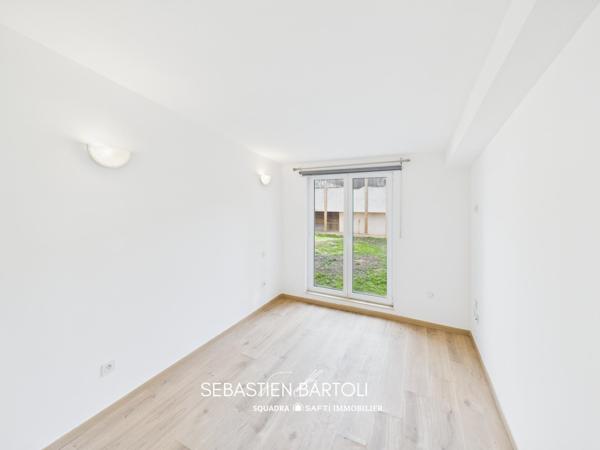 Maison mitoyenne avec piscine et dépendance à Figari