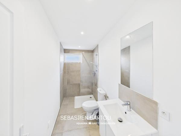 Maison mitoyenne avec piscine et dépendance à Figari