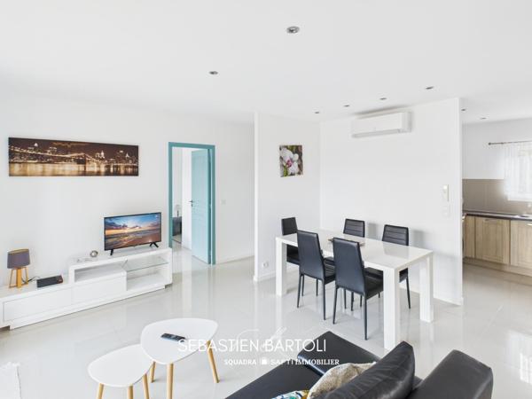 Maison mitoyenne avec piscine et dépendance à Figari