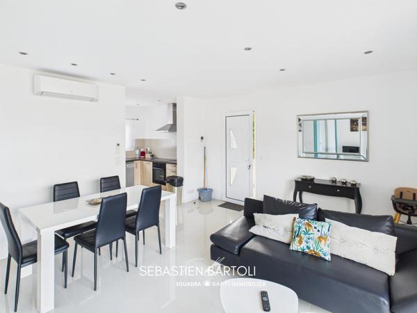 Maison mitoyenne avec piscine et dépendance à Figari