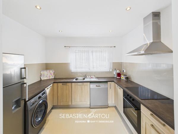 Maison mitoyenne avec piscine et dépendance à Figari