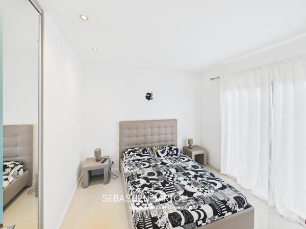 Maison mitoyenne avec piscine et dépendance à Figari