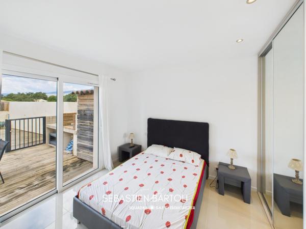 Maison mitoyenne avec piscine et dépendance à Figari