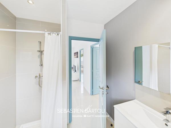 Maison mitoyenne avec piscine et dépendance à Figari