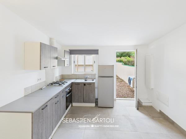 Maison mitoyenne avec piscine et dépendance à Figari