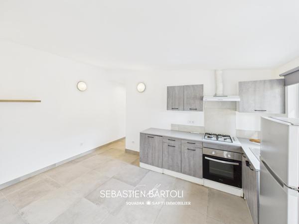 Maison mitoyenne avec piscine et dépendance à Figari