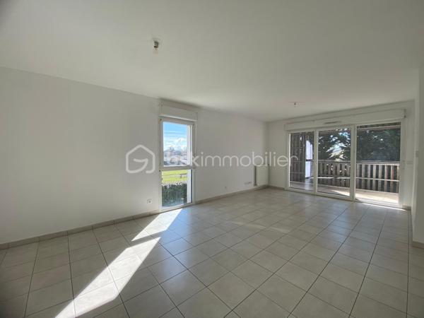 Nadège PETIOT vous présente cet appartement lumineux et en très bon état, avec balcon, au sein d’une copropriété récente et bien entretenue – Villenave d'Ornon
Venez découvrir ce superbe appartement de type 3, situé au 1er et dernier étage, spacieux et fonctionnel, composé de 2 chambres avec placards et rangement. Il allie confort et praticité : grande pièce de vie, cuisine ouverte sur le salon/séjour (à créer entièrement), une salle de bain, un WC séparé, un espace cellier et un balcon idéal pour créer un espace détente, exposé plein sud.
La résidence est sécurisée et vous bénéficiez de deux places de parking.
Chauffage individuel

Belle opportunité !!!

Cet appartement vous intéresse, contactez-moi !!!

Photos et vidéos supplémentaires sur simple demande.
Nadège PETIOT : votre conseillère spécialisée et disponible 7/7j.
Contactez-moi pour l'estimation de votre bien : l'avis de valeur est offert !