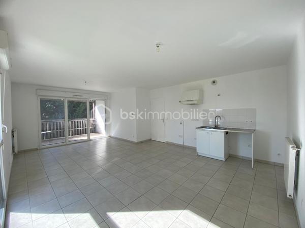 Nadège PETIOT vous présente cet appartement lumineux et en très bon état, avec balcon, au sein d’une copropriété récente et bien entretenue – Villenave d'Ornon
Venez découvrir ce superbe appartement de type 3, situé au 1er et dernier étage, spacieux et fonctionnel, composé de 2 chambres avec placards et rangement. Il allie confort et praticité : grande pièce de vie, cuisine ouverte sur le salon/séjour (à créer entièrement), une salle de bain, un WC séparé, un espace cellier et un balcon idéal pour créer un espace détente, exposé plein sud.
La résidence est sécurisée et vous bénéficiez de deux places de parking.
Chauffage individuel

Belle opportunité !!!

Cet appartement vous intéresse, contactez-moi !!!

Photos et vidéos supplémentaires sur simple demande.
Nadège PETIOT : votre conseillère spécialisée et disponible 7/7j.
Contactez-moi pour l'estimation de votre bien : l'avis de valeur est offert !