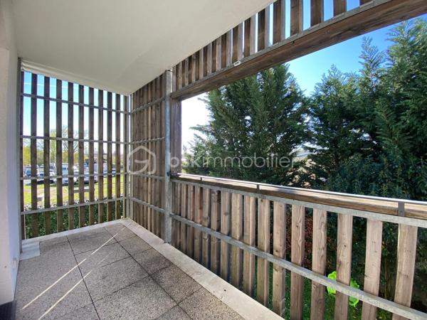 Nadège PETIOT vous présente cet appartement lumineux et en très bon état, avec balcon, au sein d’une copropriété récente et bien entretenue – Villenave d'Ornon
Venez découvrir ce superbe appartement de type 3, situé au 1er et dernier étage, spacieux et fonctionnel, composé de 2 chambres avec placards et rangement. Il allie confort et praticité : grande pièce de vie, cuisine ouverte sur le salon/séjour (à créer entièrement), une salle de bain, un WC séparé, un espace cellier et un balcon idéal pour créer un espace détente, exposé plein sud.
La résidence est sécurisée et vous bénéficiez de deux places de parking.
Chauffage individuel

Belle opportunité !!!

Cet appartement vous intéresse, contactez-moi !!!

Photos et vidéos supplémentaires sur simple demande.
Nadège PETIOT : votre conseillère spécialisée et disponible 7/7j.
Contactez-moi pour l'estimation de votre bien : l'avis de valeur est offert !