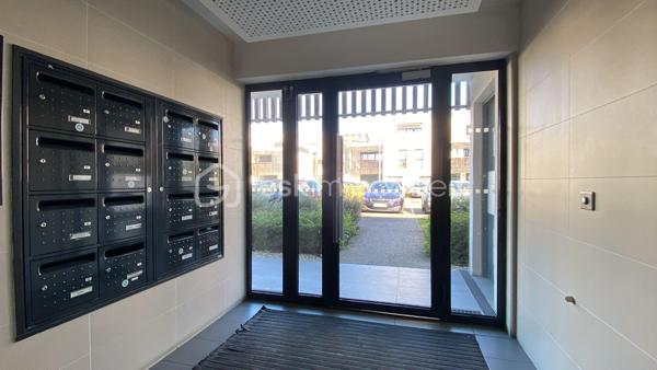 Nadège PETIOT vous présente cet appartement lumineux et en très bon état, avec balcon, au sein d’une copropriété récente et bien entretenue – Villenave d'Ornon
Venez découvrir ce superbe appartement de type 3, situé au 1er et dernier étage, spacieux et fonctionnel, composé de 2 chambres avec placards et rangement. Il allie confort et praticité : grande pièce de vie, cuisine ouverte sur le salon/séjour (à créer entièrement), une salle de bain, un WC séparé, un espace cellier et un balcon idéal pour créer un espace détente, exposé plein sud.
La résidence est sécurisée et vous bénéficiez de deux places de parking.
Chauffage individuel

Belle opportunité !!!

Cet appartement vous intéresse, contactez-moi !!!

Photos et vidéos supplémentaires sur simple demande.
Nadège PETIOT : votre conseillère spécialisée et disponible 7/7j.
Contactez-moi pour l'estimation de votre bien : l'avis de valeur est offert !