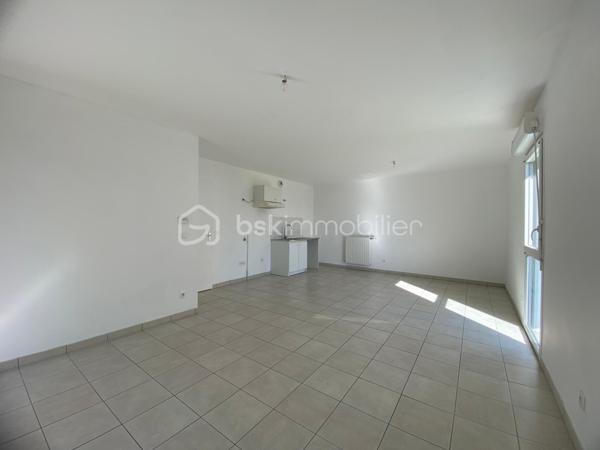 Nadège PETIOT vous présente cet appartement lumineux et en très bon état, avec balcon, au sein d’une copropriété récente et bien entretenue – Villenave d'Ornon
Venez découvrir ce superbe appartement de type 3, situé au 1er et dernier étage, spacieux et fonctionnel, composé de 2 chambres avec placards et rangement. Il allie confort et praticité : grande pièce de vie, cuisine ouverte sur le salon/séjour (à créer entièrement), une salle de bain, un WC séparé, un espace cellier et un balcon idéal pour créer un espace détente, exposé plein sud.
La résidence est sécurisée et vous bénéficiez de deux places de parking.
Chauffage individuel

Belle opportunité !!!

Cet appartement vous intéresse, contactez-moi !!!

Photos et vidéos supplémentaires sur simple demande.
Nadège PETIOT : votre conseillère spécialisée et disponible 7/7j.
Contactez-moi pour l'estimation de votre bien : l'avis de valeur est offert !