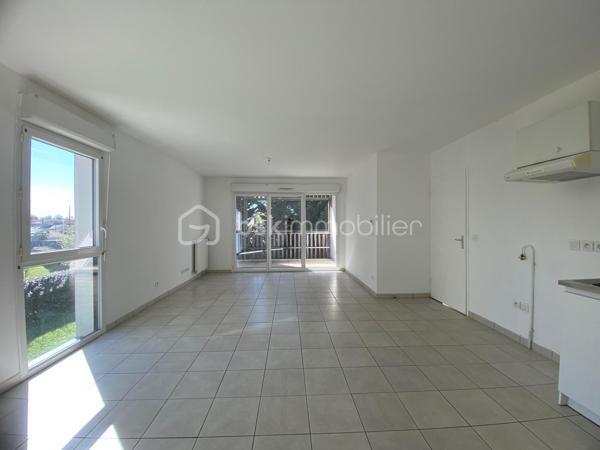 Nadège PETIOT vous présente cet appartement lumineux et en très bon état, avec balcon, au sein d’une copropriété récente et bien entretenue – Villenave d'Ornon
Venez découvrir ce superbe appartement de type 3, situé au 1er et dernier étage, spacieux et fonctionnel, composé de 2 chambres avec placards et rangement. Il allie confort et praticité : grande pièce de vie, cuisine ouverte sur le salon/séjour (à créer entièrement), une salle de bain, un WC séparé, un espace cellier et un balcon idéal pour créer un espace détente, exposé plein sud.
La résidence est sécurisée et vous bénéficiez de deux places de parking.
Chauffage individuel

Belle opportunité !!!

Cet appartement vous intéresse, contactez-moi !!!

Photos et vidéos supplémentaires sur simple demande.
Nadège PETIOT : votre conseillère spécialisée et disponible 7/7j.
Contactez-moi pour l'estimation de votre bien : l'avis de valeur est offert !