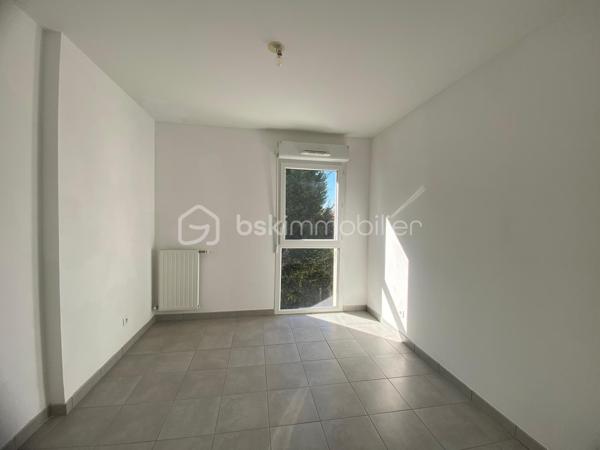 Nadège PETIOT vous présente cet appartement lumineux et en très bon état, avec balcon, au sein d’une copropriété récente et bien entretenue – Villenave d'Ornon
Venez découvrir ce superbe appartement de type 3, situé au 1er et dernier étage, spacieux et fonctionnel, composé de 2 chambres avec placards et rangement. Il allie confort et praticité : grande pièce de vie, cuisine ouverte sur le salon/séjour (à créer entièrement), une salle de bain, un WC séparé, un espace cellier et un balcon idéal pour créer un espace détente, exposé plein sud.
La résidence est sécurisée et vous bénéficiez de deux places de parking.
Chauffage individuel

Belle opportunité !!!

Cet appartement vous intéresse, contactez-moi !!!

Photos et vidéos supplémentaires sur simple demande.
Nadège PETIOT : votre conseillère spécialisée et disponible 7/7j.
Contactez-moi pour l'estimation de votre bien : l'avis de valeur est offert !