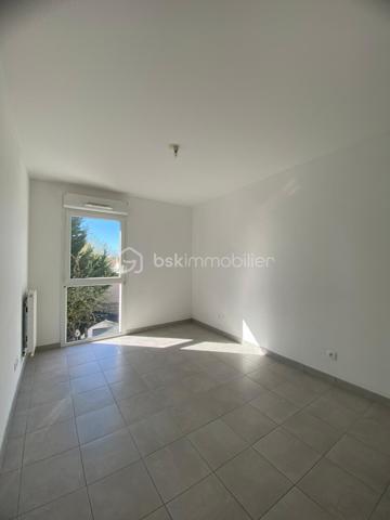 Nadège PETIOT vous présente cet appartement lumineux et en très bon état, avec balcon, au sein d’une copropriété récente et bien entretenue – Villenave d'Ornon
Venez découvrir ce superbe appartement de type 3, situé au 1er et dernier étage, spacieux et fonctionnel, composé de 2 chambres avec placards et rangement. Il allie confort et praticité : grande pièce de vie, cuisine ouverte sur le salon/séjour (à créer entièrement), une salle de bain, un WC séparé, un espace cellier et un balcon idéal pour créer un espace détente, exposé plein sud.
La résidence est sécurisée et vous bénéficiez de deux places de parking.
Chauffage individuel

Belle opportunité !!!

Cet appartement vous intéresse, contactez-moi !!!

Photos et vidéos supplémentaires sur simple demande.
Nadège PETIOT : votre conseillère spécialisée et disponible 7/7j.
Contactez-moi pour l'estimation de votre bien : l'avis de valeur est offert !