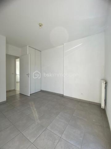 Nadège PETIOT vous présente cet appartement lumineux et en très bon état, avec balcon, au sein d’une copropriété récente et bien entretenue – Villenave d'Ornon
Venez découvrir ce superbe appartement de type 3, situé au 1er et dernier étage, spacieux et fonctionnel, composé de 2 chambres avec placards et rangement. Il allie confort et praticité : grande pièce de vie, cuisine ouverte sur le salon/séjour (à créer entièrement), une salle de bain, un WC séparé, un espace cellier et un balcon idéal pour créer un espace détente, exposé plein sud.
La résidence est sécurisée et vous bénéficiez de deux places de parking.
Chauffage individuel

Belle opportunité !!!

Cet appartement vous intéresse, contactez-moi !!!

Photos et vidéos supplémentaires sur simple demande.
Nadège PETIOT : votre conseillère spécialisée et disponible 7/7j.
Contactez-moi pour l'estimation de votre bien : l'avis de valeur est offert !