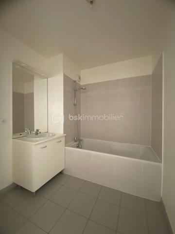 Nadège PETIOT vous présente cet appartement lumineux et en très bon état, avec balcon, au sein d’une copropriété récente et bien entretenue – Villenave d'Ornon
Venez découvrir ce superbe appartement de type 3, situé au 1er et dernier étage, spacieux et fonctionnel, composé de 2 chambres avec placards et rangement. Il allie confort et praticité : grande pièce de vie, cuisine ouverte sur le salon/séjour (à créer entièrement), une salle de bain, un WC séparé, un espace cellier et un balcon idéal pour créer un espace détente, exposé plein sud.
La résidence est sécurisée et vous bénéficiez de deux places de parking.
Chauffage individuel

Belle opportunité !!!

Cet appartement vous intéresse, contactez-moi !!!

Photos et vidéos supplémentaires sur simple demande.
Nadège PETIOT : votre conseillère spécialisée et disponible 7/7j.
Contactez-moi pour l'estimation de votre bien : l'avis de valeur est offert !