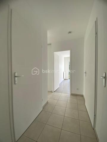 Nadège PETIOT vous présente cet appartement lumineux et en très bon état, avec balcon, au sein d’une copropriété récente et bien entretenue – Villenave d'Ornon
Venez découvrir ce superbe appartement de type 3, situé au 1er et dernier étage, spacieux et fonctionnel, composé de 2 chambres avec placards et rangement. Il allie confort et praticité : grande pièce de vie, cuisine ouverte sur le salon/séjour (à créer entièrement), une salle de bain, un WC séparé, un espace cellier et un balcon idéal pour créer un espace détente, exposé plein sud.
La résidence est sécurisée et vous bénéficiez de deux places de parking.
Chauffage individuel

Belle opportunité !!!

Cet appartement vous intéresse, contactez-moi !!!

Photos et vidéos supplémentaires sur simple demande.
Nadège PETIOT : votre conseillère spécialisée et disponible 7/7j.
Contactez-moi pour l'estimation de votre bien : l'avis de valeur est offert !