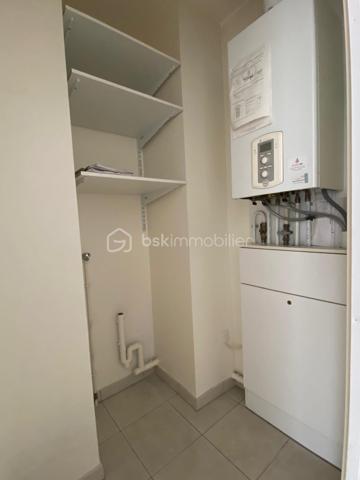 Nadège PETIOT vous présente cet appartement lumineux et en très bon état, avec balcon, au sein d’une copropriété récente et bien entretenue – Villenave d'Ornon
Venez découvrir ce superbe appartement de type 3, situé au 1er et dernier étage, spacieux et fonctionnel, composé de 2 chambres avec placards et rangement. Il allie confort et praticité : grande pièce de vie, cuisine ouverte sur le salon/séjour (à créer entièrement), une salle de bain, un WC séparé, un espace cellier et un balcon idéal pour créer un espace détente, exposé plein sud.
La résidence est sécurisée et vous bénéficiez de deux places de parking.
Chauffage individuel

Belle opportunité !!!

Cet appartement vous intéresse, contactez-moi !!!

Photos et vidéos supplémentaires sur simple demande.
Nadège PETIOT : votre conseillère spécialisée et disponible 7/7j.
Contactez-moi pour l'estimation de votre bien : l'avis de valeur est offert !