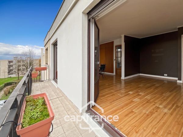 A vendre 5 pièces de 85 m², au dernier étage, lumineux, traversant, au calme avec terrasses, cave et parking, à CHENNEVIERES SUR MARNE (94)