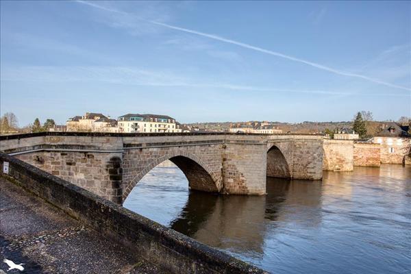 Immeuble à vendre |  Terrasson-Lavilledieu |  400 m²