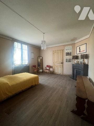 Une maison à usage d'habitation atypique par sa surface de 301,37m²