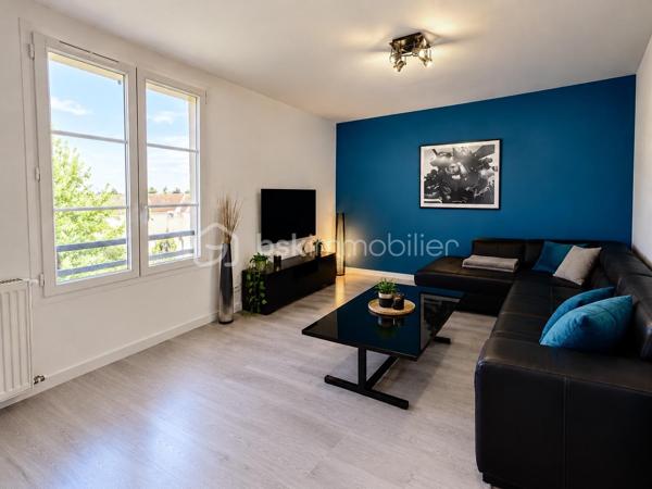 Dans un bâtiment calme et securisé de 2013, découvrez cet appartement T2 de 43 m² situé à Nanteuil-le-Haudouin.

L’appartement se compose d’une entrée desservant une pièce de vie agréable avec séjour, cuisine ouverte aménagée et équipée, une chambre ainsi que d’une salle de bains avec WC.

Deux places de stationnement en sous-sol privatives viennent compléter ce bien, offrant un véritable confort au quotidien.

Charges de copropriété : 160 €/mois Charges comprenant : entretien des parties communes, chauffage, eau froide et eau chaude

Un appartement fonctionnel et récent, idéal pour un premier achat ou un investissement locatif.

Situé à proximité immédiate de la RN2, permettant de rejoindre Roissy Charles-de-Gaulle en 15 minutes.

La commune dispose également d’une gare SNCF desservie par la ligne K, permettant de rejoindre Paris Gare du Nord en 25 minutes.

 À visiter sans tarder !