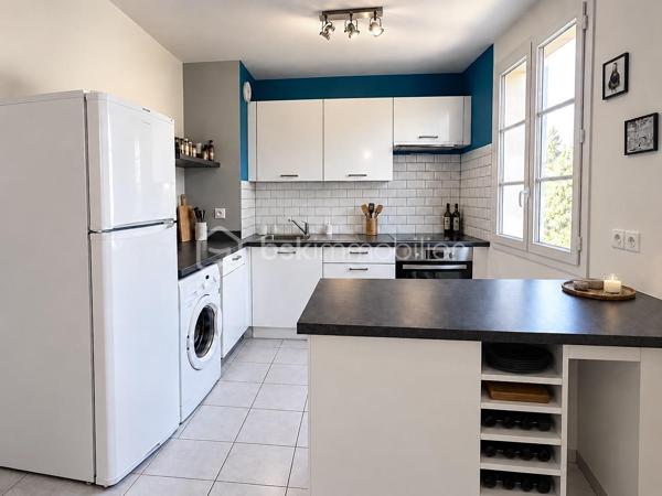 Dans un bâtiment calme et securisé de 2013, découvrez cet appartement T2 de 43 m² situé à Nanteuil-le-Haudouin.

L’appartement se compose d’une entrée desservant une pièce de vie agréable avec séjour, cuisine ouverte aménagée et équipée, une chambre ainsi que d’une salle de bains avec WC.

Deux places de stationnement en sous-sol privatives viennent compléter ce bien, offrant un véritable confort au quotidien.

Charges de copropriété : 160 €/mois Charges comprenant : entretien des parties communes, chauffage, eau froide et eau chaude

Un appartement fonctionnel et récent, idéal pour un premier achat ou un investissement locatif.

Situé à proximité immédiate de la RN2, permettant de rejoindre Roissy Charles-de-Gaulle en 15 minutes.

La commune dispose également d’une gare SNCF desservie par la ligne K, permettant de rejoindre Paris Gare du Nord en 25 minutes.

 À visiter sans tarder !