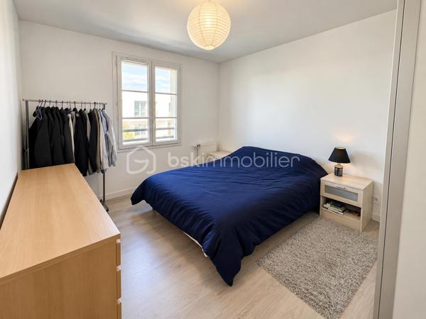Dans un bâtiment calme et securisé de 2013, découvrez cet appartement T2 de 43 m² situé à Nanteuil-le-Haudouin.

L’appartement se compose d’une entrée desservant une pièce de vie agréable avec séjour, cuisine ouverte aménagée et équipée, une chambre ainsi que d’une salle de bains avec WC.

Deux places de stationnement en sous-sol privatives viennent compléter ce bien, offrant un véritable confort au quotidien.

Charges de copropriété : 160 €/mois Charges comprenant : entretien des parties communes, chauffage, eau froide et eau chaude

Un appartement fonctionnel et récent, idéal pour un premier achat ou un investissement locatif.

Situé à proximité immédiate de la RN2, permettant de rejoindre Roissy Charles-de-Gaulle en 15 minutes.

La commune dispose également d’une gare SNCF desservie par la ligne K, permettant de rejoindre Paris Gare du Nord en 25 minutes.

 À visiter sans tarder !