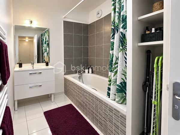 Dans un bâtiment calme et securisé de 2013, découvrez cet appartement T2 de 43 m² situé à Nanteuil-le-Haudouin.

L’appartement se compose d’une entrée desservant une pièce de vie agréable avec séjour, cuisine ouverte aménagée et équipée, une chambre ainsi que d’une salle de bains avec WC.

Deux places de stationnement en sous-sol privatives viennent compléter ce bien, offrant un véritable confort au quotidien.

Charges de copropriété : 160 €/mois Charges comprenant : entretien des parties communes, chauffage, eau froide et eau chaude

Un appartement fonctionnel et récent, idéal pour un premier achat ou un investissement locatif.

Situé à proximité immédiate de la RN2, permettant de rejoindre Roissy Charles-de-Gaulle en 15 minutes.

La commune dispose également d’une gare SNCF desservie par la ligne K, permettant de rejoindre Paris Gare du Nord en 25 minutes.

 À visiter sans tarder !