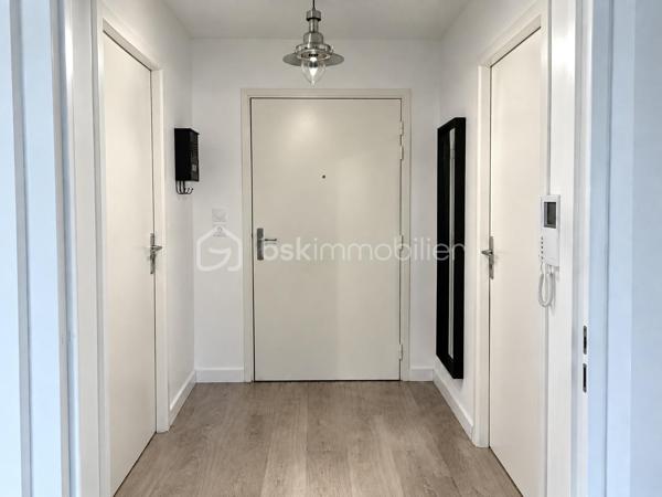 Dans un bâtiment calme et securisé de 2013, découvrez cet appartement T2 de 43 m² situé à Nanteuil-le-Haudouin.

L’appartement se compose d’une entrée desservant une pièce de vie agréable avec séjour, cuisine ouverte aménagée et équipée, une chambre ainsi que d’une salle de bains avec WC.

Deux places de stationnement en sous-sol privatives viennent compléter ce bien, offrant un véritable confort au quotidien.

Charges de copropriété : 160 €/mois Charges comprenant : entretien des parties communes, chauffage, eau froide et eau chaude

Un appartement fonctionnel et récent, idéal pour un premier achat ou un investissement locatif.

Situé à proximité immédiate de la RN2, permettant de rejoindre Roissy Charles-de-Gaulle en 15 minutes.

La commune dispose également d’une gare SNCF desservie par la ligne K, permettant de rejoindre Paris Gare du Nord en 25 minutes.

 À visiter sans tarder !
