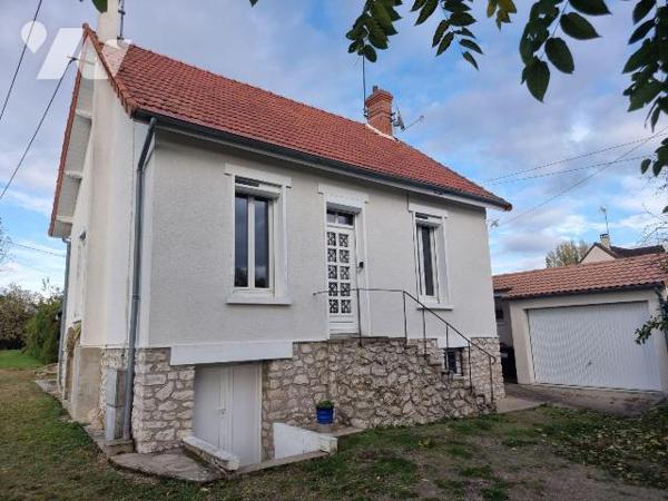 À vendre à Romorantin (41),  cette maison située dans un environnement calme, offre un cadre de...