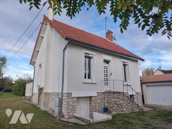 À vendre à Romorantin (41),  cette maison située dans un environnement calme, offre un cadre de...