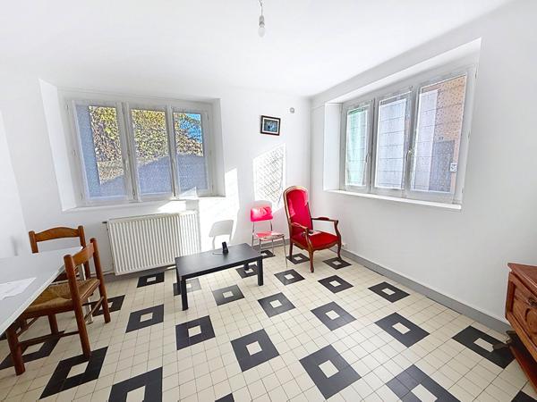 MAISON DES ANNÉES 60 DIVISÉE EN DEUX T3 AVEC GARAGES ET JARDIN INVESTISSEMENT LOCATIF SÉCURISÉ