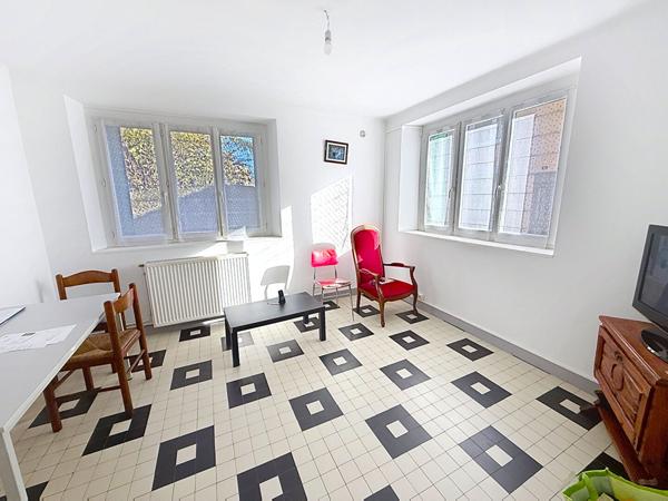 MAISON DES ANNÉES 60 DIVISÉE EN DEUX T3 AVEC GARAGES ET JARDIN INVESTISSEMENT LOCATIF SÉCURISÉ