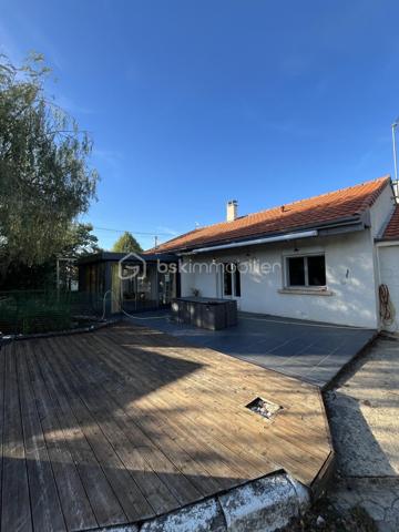A Fors - Sanguinières, beau plain pied de 126 m² habitables comprenant salon, salle à manger et cuisine aménagée et équipée, grande arrière cuisine et buanderie, véranda sur terrasse, wc, couloir avec placard, trois chambres, salle d'eau. Terrasse avec bassin à carpes Koï, coin spa 6 places couvert, piscine hors-sol, petit garage enterré. A l'arrière, grand terrain arboré avec fruitiers, poulailler et dépendance.
Poêle à pellets, cheminée avec insert, ballon 300 l, adoucisseur d'eau, portail électrique. 
Venez voir par vous-même…