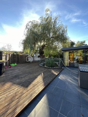 A Fors - Sanguinières, beau plain pied de 126 m² habitables comprenant salon, salle à manger et cuisine aménagée et équipée, grande arrière cuisine et buanderie, véranda sur terrasse, wc, couloir avec placard, trois chambres, salle d'eau. Terrasse avec bassin à carpes Koï, coin spa 6 places couvert, piscine hors-sol, petit garage enterré. A l'arrière, grand terrain arboré avec fruitiers, poulailler et dépendance.
Poêle à pellets, cheminée avec insert, ballon 300 l, adoucisseur d'eau, portail électrique. 
Venez voir par vous-même…
