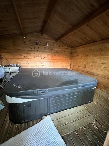 A Fors - Sanguinières, beau plain pied de 126 m² habitables comprenant salon, salle à manger et cuisine aménagée et équipée, grande arrière cuisine et buanderie, véranda sur terrasse, wc, couloir avec placard, trois chambres, salle d'eau. Terrasse avec bassin à carpes Koï, coin spa 6 places couvert, piscine hors-sol, petit garage enterré. A l'arrière, grand terrain arboré avec fruitiers, poulailler et dépendance.
Poêle à pellets, cheminée avec insert, ballon 300 l, adoucisseur d'eau, portail électrique. 
Venez voir par vous-même…