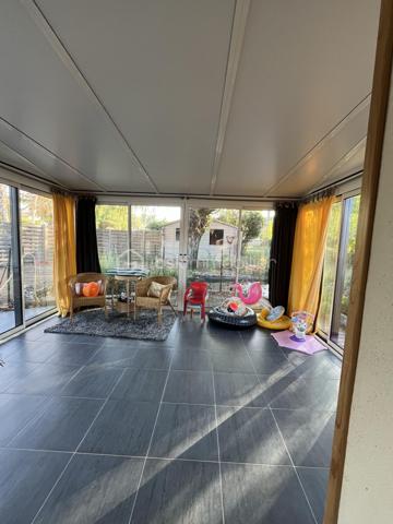A Fors - Sanguinières, beau plain pied de 126 m² habitables comprenant salon, salle à manger et cuisine aménagée et équipée, grande arrière cuisine et buanderie, véranda sur terrasse, wc, couloir avec placard, trois chambres, salle d'eau. Terrasse avec bassin à carpes Koï, coin spa 6 places couvert, piscine hors-sol, petit garage enterré. A l'arrière, grand terrain arboré avec fruitiers, poulailler et dépendance.
Poêle à pellets, cheminée avec insert, ballon 300 l, adoucisseur d'eau, portail électrique. 
Venez voir par vous-même…