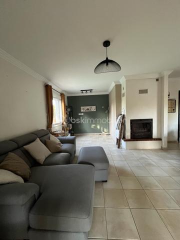 A Fors - Sanguinières, beau plain pied de 126 m² habitables comprenant salon, salle à manger et cuisine aménagée et équipée, grande arrière cuisine et buanderie, véranda sur terrasse, wc, couloir avec placard, trois chambres, salle d'eau. Terrasse avec bassin à carpes Koï, coin spa 6 places couvert, piscine hors-sol, petit garage enterré. A l'arrière, grand terrain arboré avec fruitiers, poulailler et dépendance.
Poêle à pellets, cheminée avec insert, ballon 300 l, adoucisseur d'eau, portail électrique. 
Venez voir par vous-même…