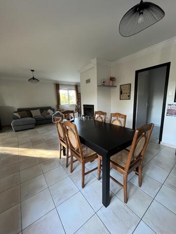 A Fors - Sanguinières, beau plain pied de 126 m² habitables comprenant salon, salle à manger et cuisine aménagée et équipée, grande arrière cuisine et buanderie, véranda sur terrasse, wc, couloir avec placard, trois chambres, salle d'eau. Terrasse avec bassin à carpes Koï, coin spa 6 places couvert, piscine hors-sol, petit garage enterré. A l'arrière, grand terrain arboré avec fruitiers, poulailler et dépendance.
Poêle à pellets, cheminée avec insert, ballon 300 l, adoucisseur d'eau, portail électrique. 
Venez voir par vous-même…