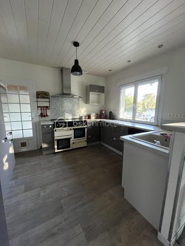 A Fors - Sanguinières, beau plain pied de 126 m² habitables comprenant salon, salle à manger et cuisine aménagée et équipée, grande arrière cuisine et buanderie, véranda sur terrasse, wc, couloir avec placard, trois chambres, salle d'eau. Terrasse avec bassin à carpes Koï, coin spa 6 places couvert, piscine hors-sol, petit garage enterré. A l'arrière, grand terrain arboré avec fruitiers, poulailler et dépendance.
Poêle à pellets, cheminée avec insert, ballon 300 l, adoucisseur d'eau, portail électrique. 
Venez voir par vous-même…