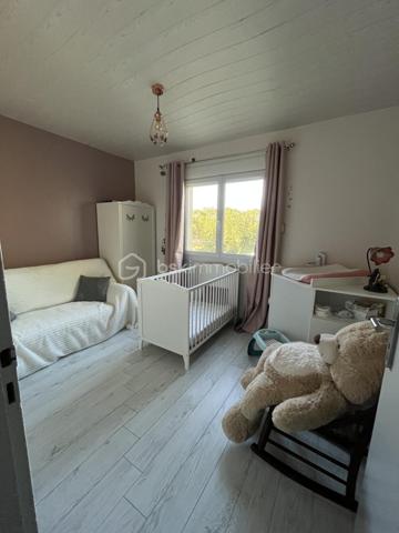 A Fors - Sanguinières, beau plain pied de 126 m² habitables comprenant salon, salle à manger et cuisine aménagée et équipée, grande arrière cuisine et buanderie, véranda sur terrasse, wc, couloir avec placard, trois chambres, salle d'eau. Terrasse avec bassin à carpes Koï, coin spa 6 places couvert, piscine hors-sol, petit garage enterré. A l'arrière, grand terrain arboré avec fruitiers, poulailler et dépendance.
Poêle à pellets, cheminée avec insert, ballon 300 l, adoucisseur d'eau, portail électrique. 
Venez voir par vous-même…
