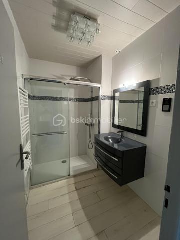 A Fors - Sanguinières, beau plain pied de 126 m² habitables comprenant salon, salle à manger et cuisine aménagée et équipée, grande arrière cuisine et buanderie, véranda sur terrasse, wc, couloir avec placard, trois chambres, salle d'eau. Terrasse avec bassin à carpes Koï, coin spa 6 places couvert, piscine hors-sol, petit garage enterré. A l'arrière, grand terrain arboré avec fruitiers, poulailler et dépendance.
Poêle à pellets, cheminée avec insert, ballon 300 l, adoucisseur d'eau, portail électrique. 
Venez voir par vous-même…