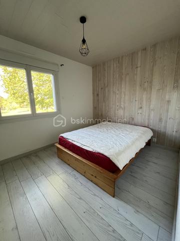 A Fors - Sanguinières, beau plain pied de 126 m² habitables comprenant salon, salle à manger et cuisine aménagée et équipée, grande arrière cuisine et buanderie, véranda sur terrasse, wc, couloir avec placard, trois chambres, salle d'eau. Terrasse avec bassin à carpes Koï, coin spa 6 places couvert, piscine hors-sol, petit garage enterré. A l'arrière, grand terrain arboré avec fruitiers, poulailler et dépendance.
Poêle à pellets, cheminée avec insert, ballon 300 l, adoucisseur d'eau, portail électrique. 
Venez voir par vous-même…