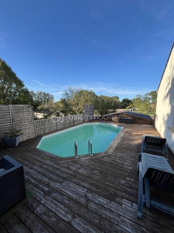 A Fors - Sanguinières, beau plain pied de 126 m² habitables comprenant salon, salle à manger et cuisine aménagée et équipée, grande arrière cuisine et buanderie, véranda sur terrasse, wc, couloir avec placard, trois chambres, salle d'eau. Terrasse avec bassin à carpes Koï, coin spa 6 places couvert, piscine hors-sol, petit garage enterré. A l'arrière, grand terrain arboré avec fruitiers, poulailler et dépendance.
Poêle à pellets, cheminée avec insert, ballon 300 l, adoucisseur d'eau, portail électrique. 
Venez voir par vous-même…