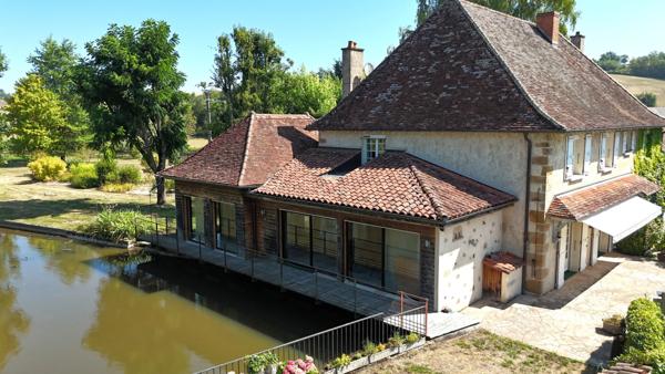Maison à vendre 11 pièces proche de LA CLAYETTE (71) 346m² - 6 chambres - dépendances - piscine - terrain 14178 m²